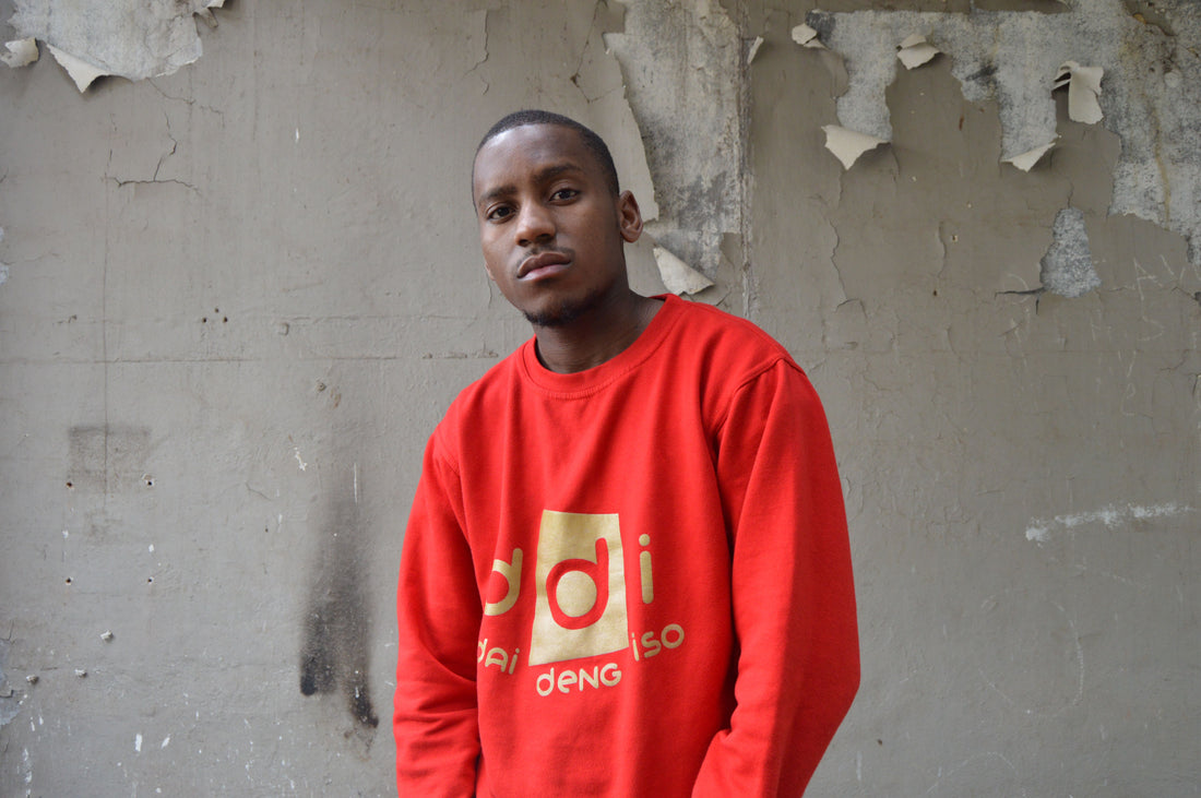 Joven con sudadera roja en estilo streetwear — sudaderos premium Guatemala 2026