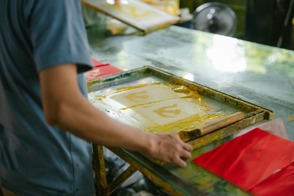 Taller de serigrafía en Guatemala personalizando playeras
