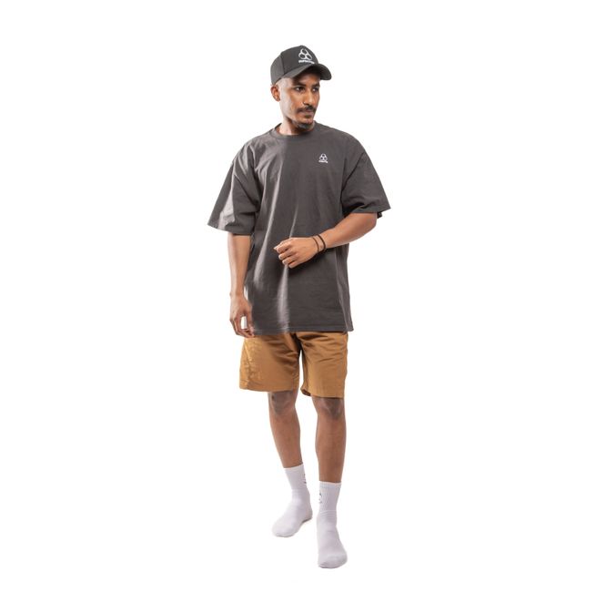 Hombre con playera oversize streetwear Guatemala 2026