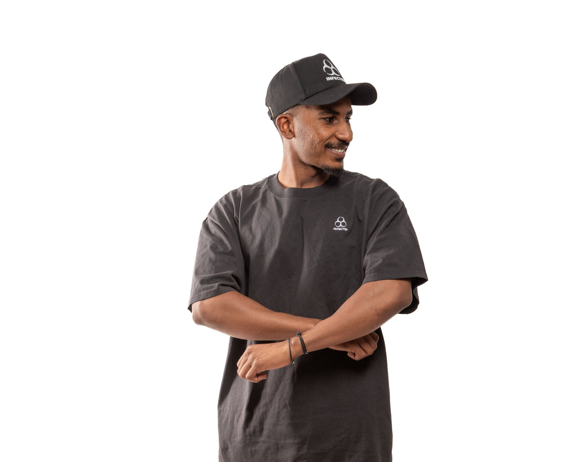 Hombre con playera negra oversize estilo streetwear