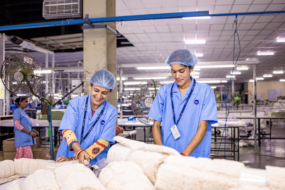 Equipo de trabajo con uniformes corporativos en Guatemala