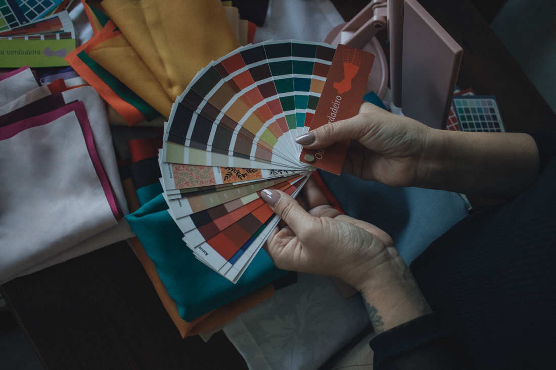 Comparación de muestras de tela para elegir el textil ideal
