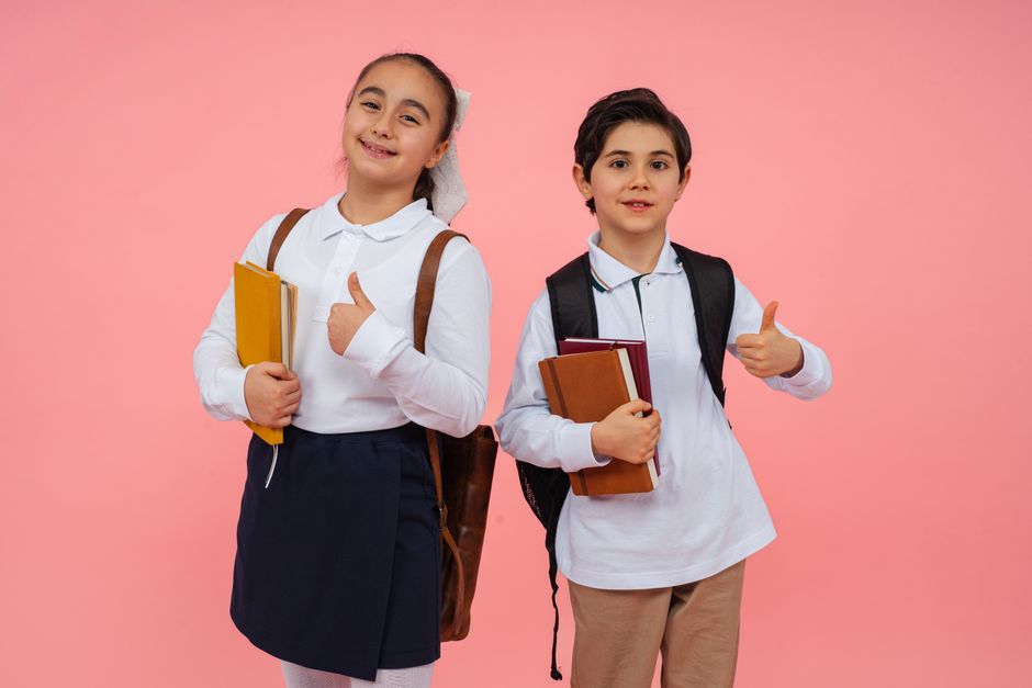 Niños con uniforme escolar en Guatemala