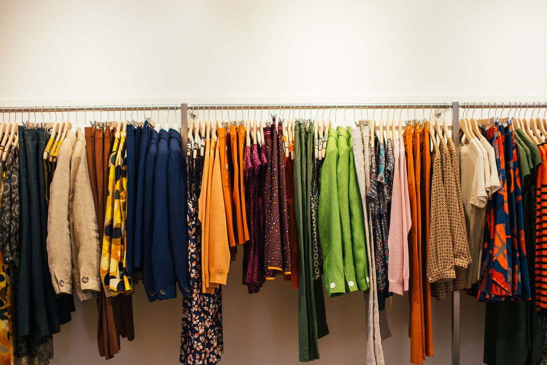 Colección de ropa colorida en perchero tienda Guatemala
