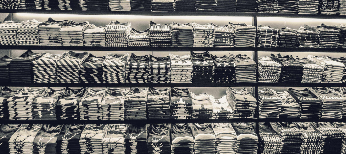 Playeras blank dobladas y apiladas listas para mayoreo