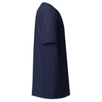 playera premium azul marino doblada sobre fondo blanco